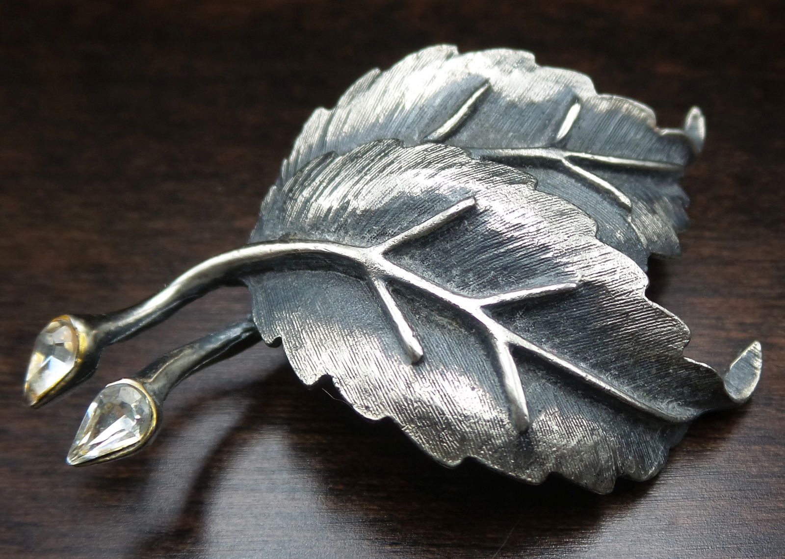 Rare Vintage KRAMER Silvertone Metal & Rhinestone Leaf Costume Jewelry Brooch (1 of 7)