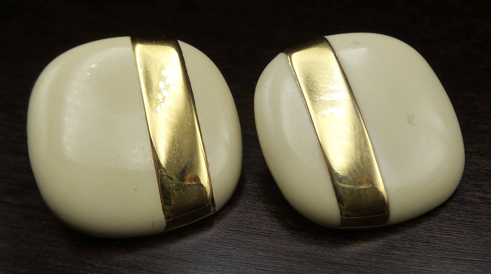 Vintage ca. 1970 MONET Goldtone Metal & Beige Enamel Earrings: Very elegant pieces measuring approx. 7/8" long x 7/8" wide and weighing ca. 4.6 grams. Very good vintage condition. Signed.