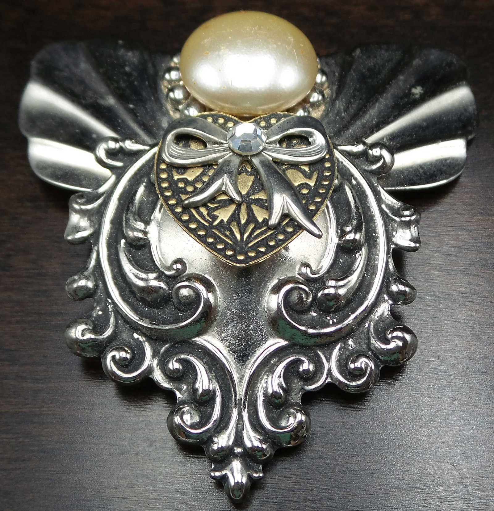 Large Vintage 1990s JANE DAVIS Angel Costume Jewelry Brooch: Beautiful and large piece in very good vintage condition. Measures approx. 2 5/8" high x 2 5/8" wide. Signed.
