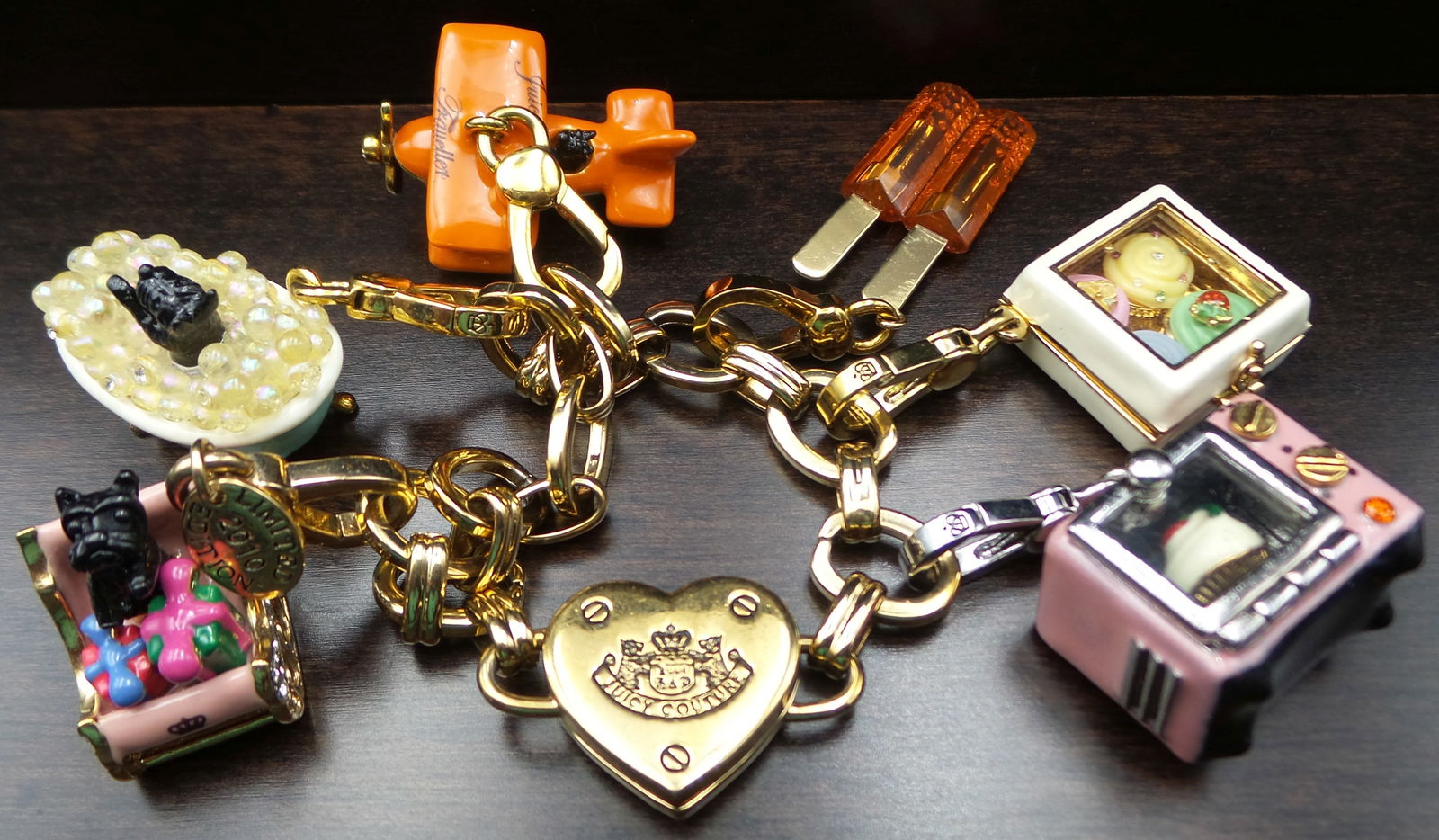 Amazing Vintage JUICY COUTURE Costume Jewelry Charm Bracelet (1 of 12)