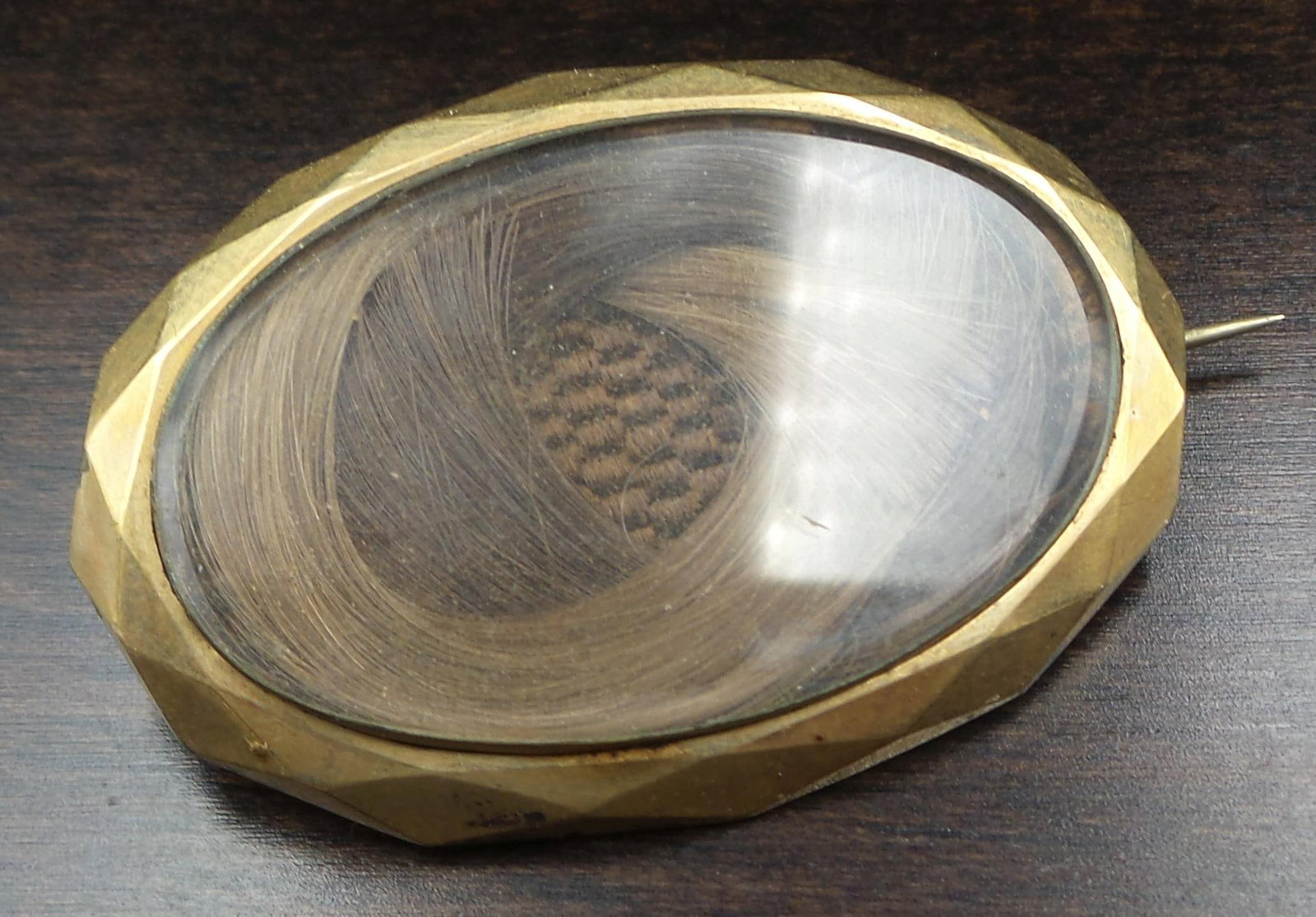 Antique Victorian 9K Yellow Gold Mourning Jewelry Brooch /w French Hair Art: A stylish antique mourning/sentimental locket front brooch. Crafted in solid 9K gold, the brooch features a glass compartment containing plaited blond and brown hair, in memory of a beloved person lon