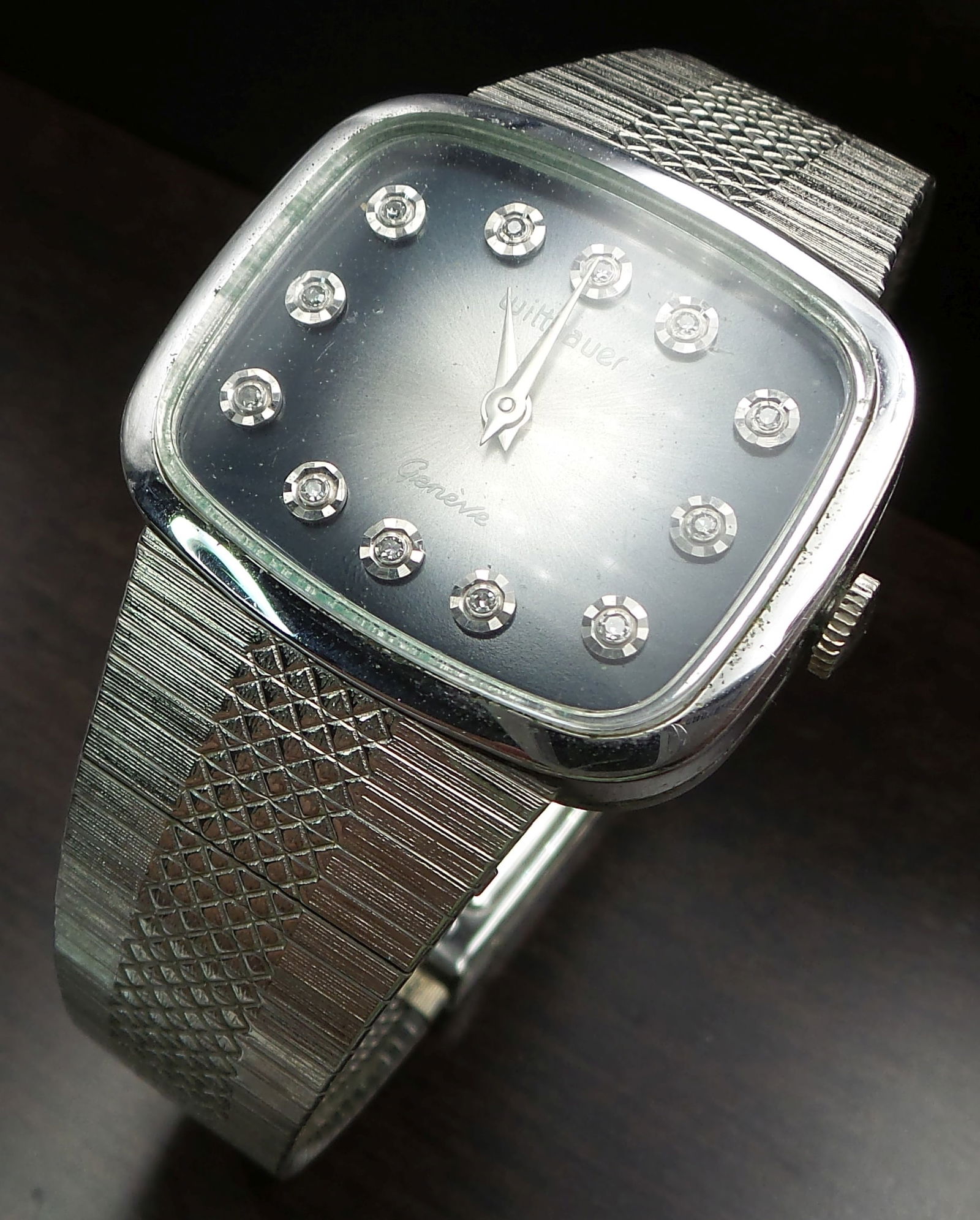 Vintage Mid-Century Swiss WITTNAUER Mechanical Wristwatch: Beautiful vintage watch in very good vintage condition with wear according to age. Works.