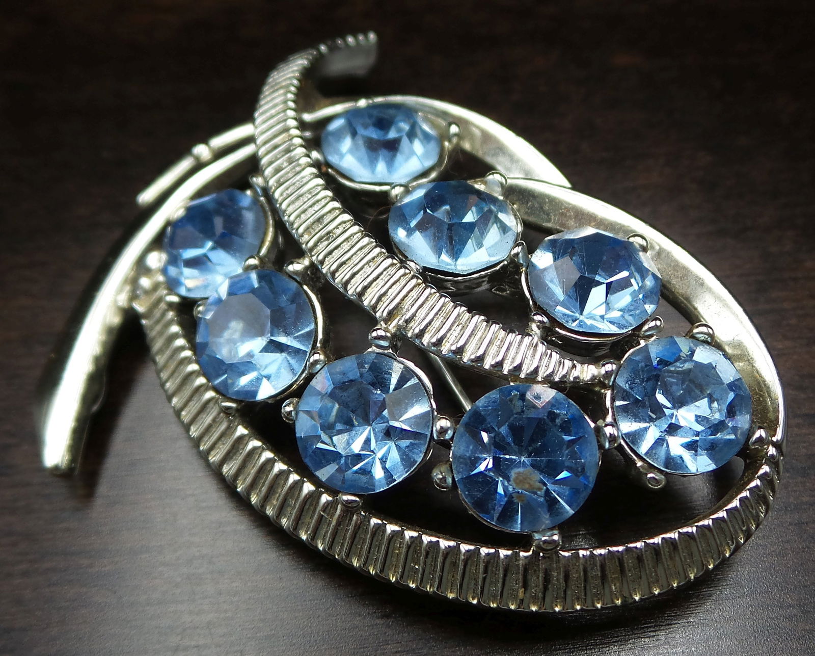 Rare Vintage KRAMER Silvertone Metal & Blue Rhinestone Bow Costume Jewelry Brooch (1 of 6)