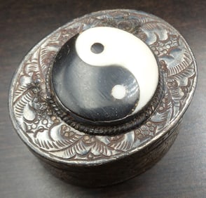 Unusual & Ornate Vintage Asian Sterling Silver & Enamel Ying Yang Pill Box