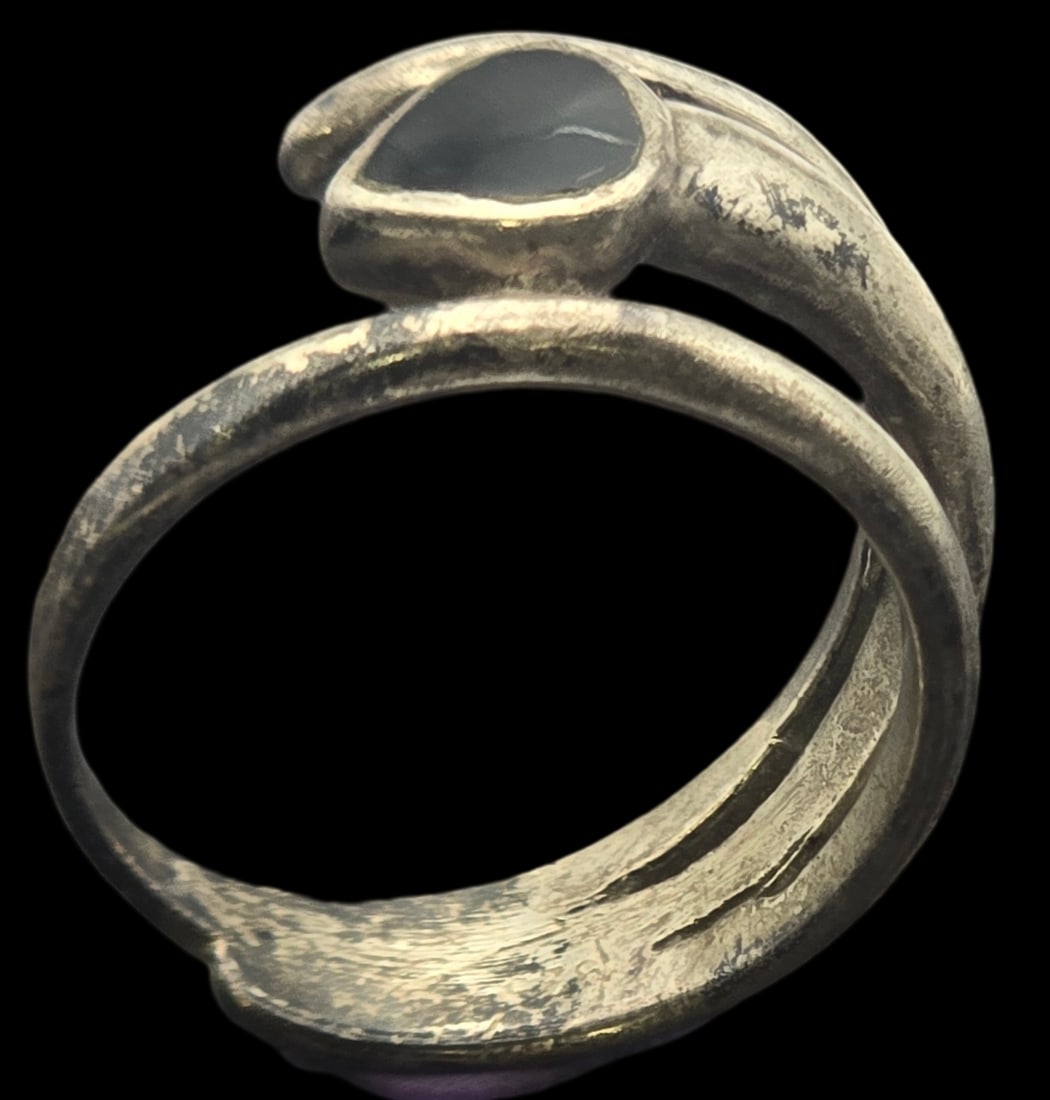 Unusual Vintage Sterling Silver & Black Onyx Abstract Snake Design Ring: The ring is a size 10 and weighs ca. 5.9 grams. Very good vintage condition with minor wear and patina according to age. Tested for Sterling Silver. SHIPPING: We ship in-house and charge a flat fee of