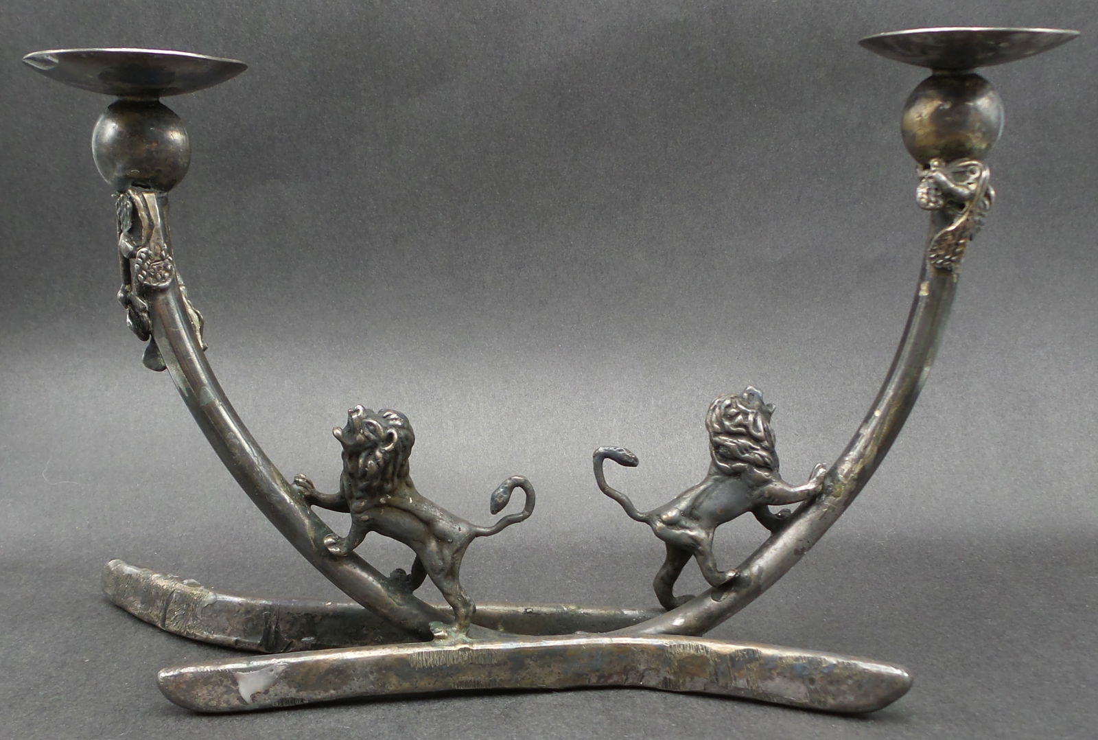 Very Rare Vintage Judaica JACKSON LIPSHITZ Silver Metal Lion Candle Holder: This very rare and heavy piece was made by Jackson Lipshitz around the 1980s and features two candleholders protruding from a brutalist base adorned with two rampant lions. Very good vintage condition