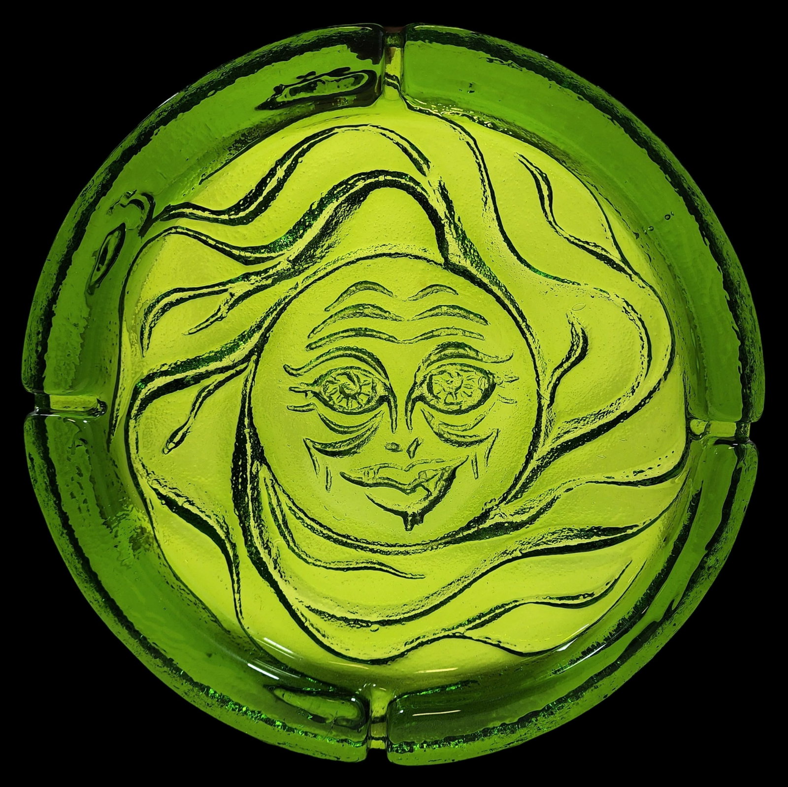 Large Vintage BLENKO Green Art Glass Face Ashtray: Very rare and decorative piece made by BLENKO around 1960. Very good vintage condition; no chips, cracks, or repairs. Measures approx. 11 1/2" in diameter x 1 3/4" high.
