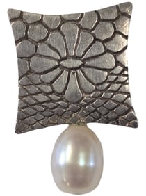 Unusual Vintage Sterling Silver & Pearl Pendant /w Floral Pattern