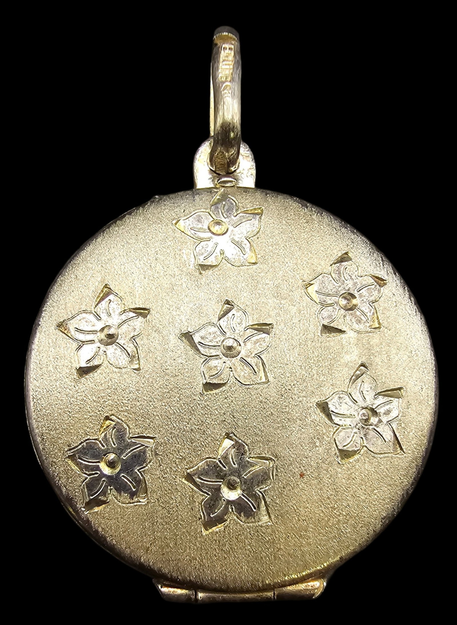 Vintage Gilt Sterling Silver Round Locket Pendant /w Flower Designs: Very good vintage condition with some patina and wear according to age. Measures approx. 1 1/2" long and weighs ca. ca. 4.6 grams. Marked for Sterling Silver. SHIPPING: We ship in-house and charge a f