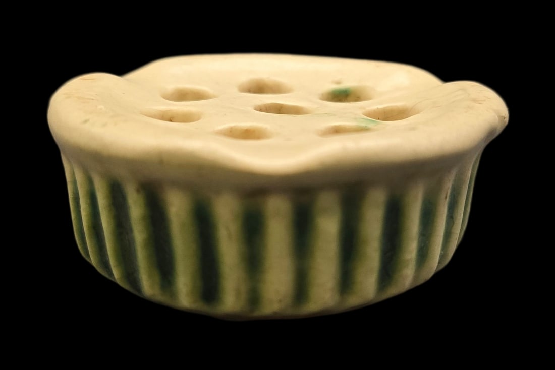 Vintage ROSEVILLE Art Pottery DONATELLO Green & Brown Ceramic 8-Hole Frog: Very good vintage condition with minor wear according to age, please see pictures. No cracks or repairs. Measures approx. 1" high x 3" wide. Marked.
