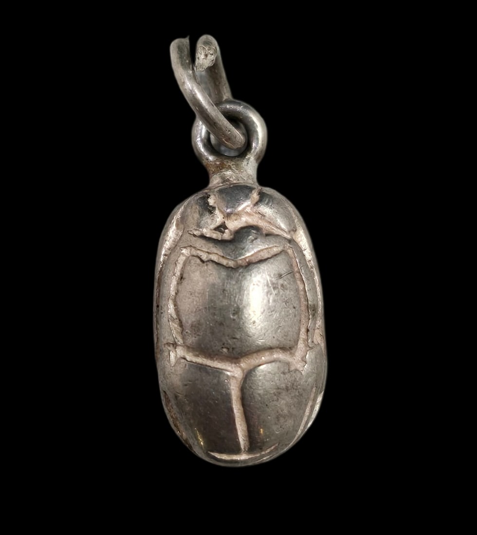 Unusual Vintage Sterling Silver Egyptian Revival Scarab Beetle Pendant Charm: Very good vintage condition with some patina according to age, please see pictures. Measures approx. 1" long and weighs ca. 5.8 grams. Marked.