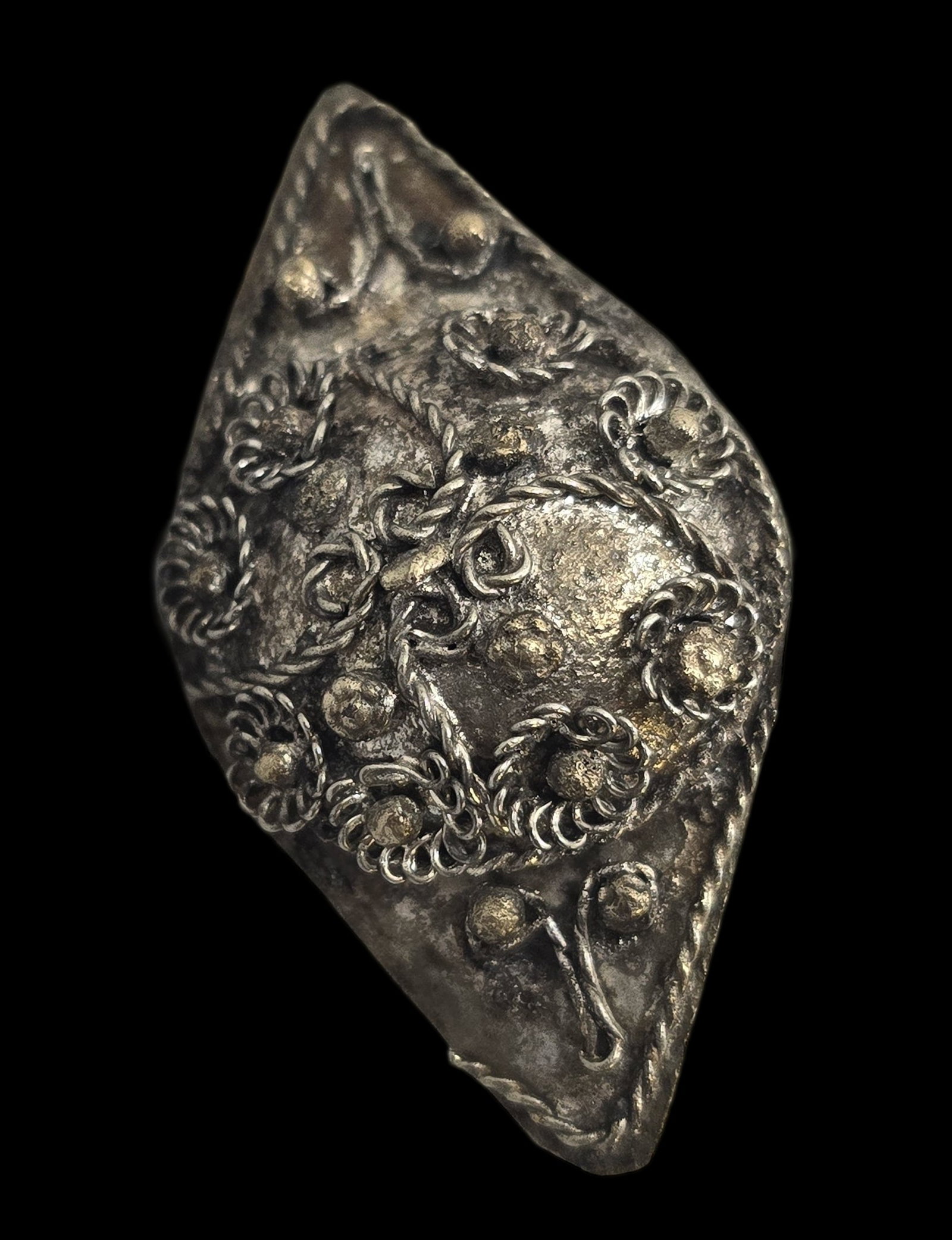 Antique Handmade Sterling Silver Filigree Ring: Very good vintage condition with some patina according to age, please see pictures. The ring is a size 9 and weighs ca. 8 grams . Marked.