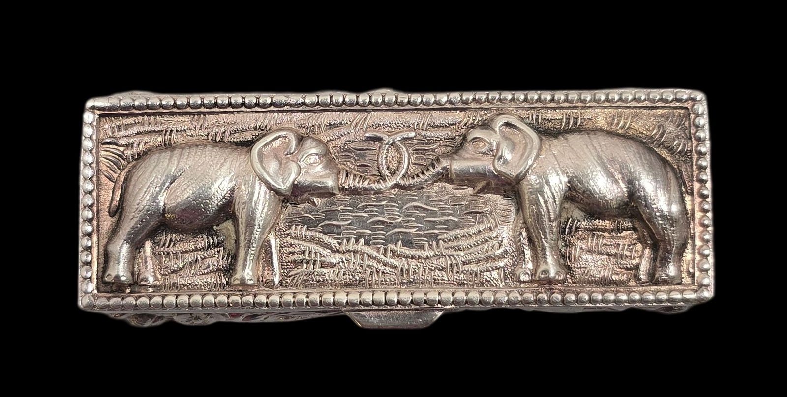 Vintage Oriental 900 Silver Elephant Themed Snuff or Pill Box (1 of 5)