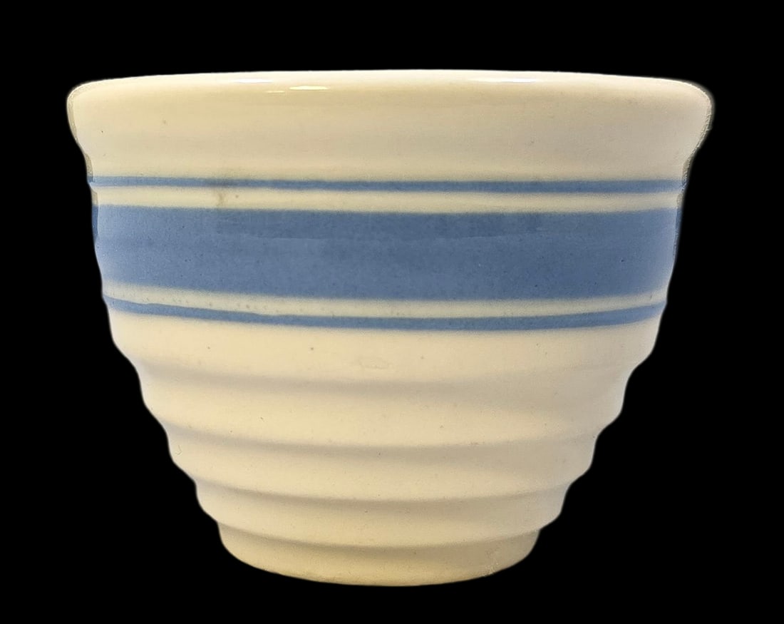 Vintage MCCOY Art Pottery Beehive Ceramic Mixing Bowl: Very good vintage condition with minor wear according to age, please see pictures. No cracks or repairs. Measures approx. 2 1/2" high x 3 1/2" wide.