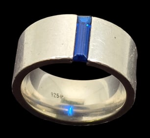 Very Unusual & Stylish Vintage Sterling Silver & Blue Rhinestone Band Ring