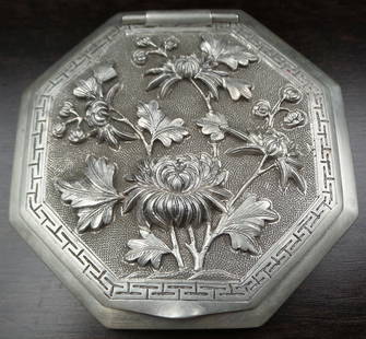 Antique ca. 1900 Ornate Chinese Sterling Silver Compact /w Inscription "Long Life": This masterfully worked piece was made in China around 1900 and features a high relief flower design on the lid and the Chinese character for a "long life" on the back. Very good antique condition wit