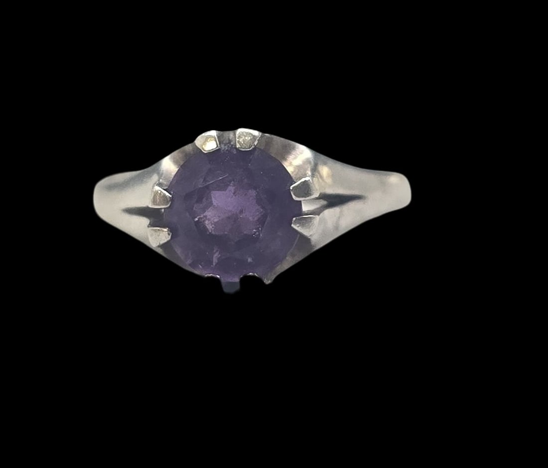 Vintage Mid-Century Modern Sterling Silver & Amethyst Ring: Very good vintage condition with minor patina and wear according to age; the ring band is open and can thus be easily adjusted. The ring is a size 8 and weighs ca. 3.5 grams. Marked for Sterling Silve