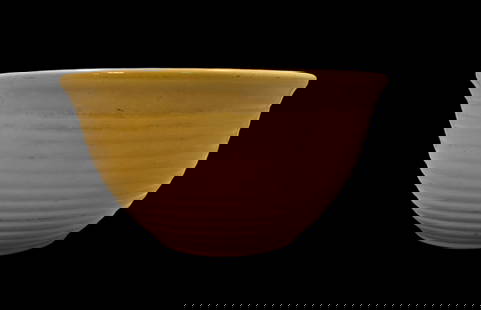 Vintage Mid-Century BAUER Yellow Art Pottery Ringware Mixing Bowl: Very good vintage condition with minor wear according to age, please see pictures. No cracks or repairs. Measures approx. 4 1/2" high x 9" wide. Marked.