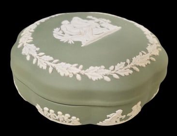 Vintage Wedgwood Green & White Jasperware Scalloped Trinket Box /w Neoclassical Scenes