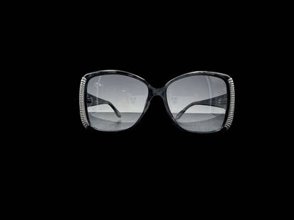 ROBERTO CAVALLI Alloro 656S Sunglasses: ROBERTO CAVALLI Alloro 656S Sunglasses. ROBERTO CAVALLI Alloro 656S Sunglasses. Very good vintage condition with very minor signs of use; barely if ever used.