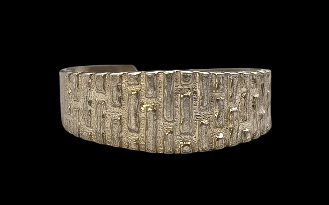 Beautiful ca. 1940 W. FREY & CO Germany 835 Silver Designer Ring with Carved Line Design: Textured surface. Brick design. Very good vintage condition with minor patina and wear according to age. The ring is a size 7 and weighs ca. 2 grams. Can be adjusted to finger size. Marked for 835 (83
