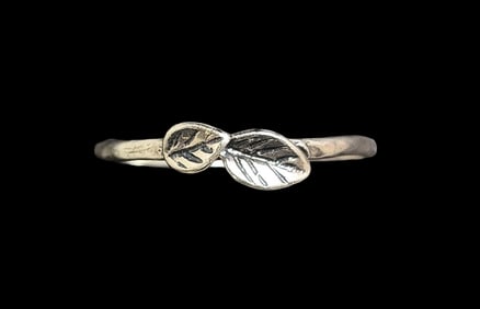 Charming Israeli Sterling Silver Ring /w Leaf Design