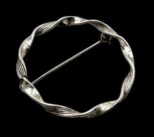 Delightful Vintage BEAU Sterling Silver Wreath Brooch Pin