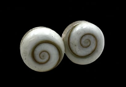 Exquisite Vintage Sterling Silver "Shiva's Eye" Shell Earrings