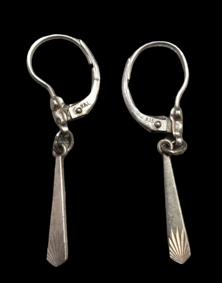 Beautiful Vintage KORDES & LICHTENFELS Germany 835 Silver Dangle Leverback Earrings: Very good vintage condition with minor patina and wear according to age. Each measures approx. 1" high and they jointly weigh ca. 0.5 grams. Marked for 835 (83.5%) silver and carrying the "K&L" mark. 