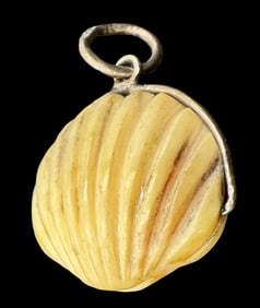 Beautiful Vintage Sterling Silver & Carved Bone Pilgrim Shell Pendant Charm