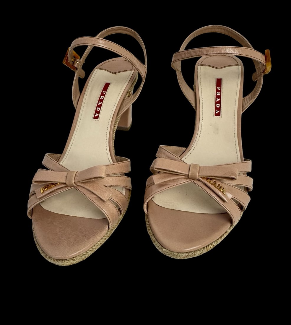 PRADA Calzature Donna Leather Espadrilles in Nudo Color Crossover Strabs - Barely Worn: PRADA Calzature Donna Leather Espadrilles in Nudo Color Crossover Strabs Made in Italy known for their sleek design featuring a pointed toe, a block heel. Good pre-loved condition; Barely Worn. Some s