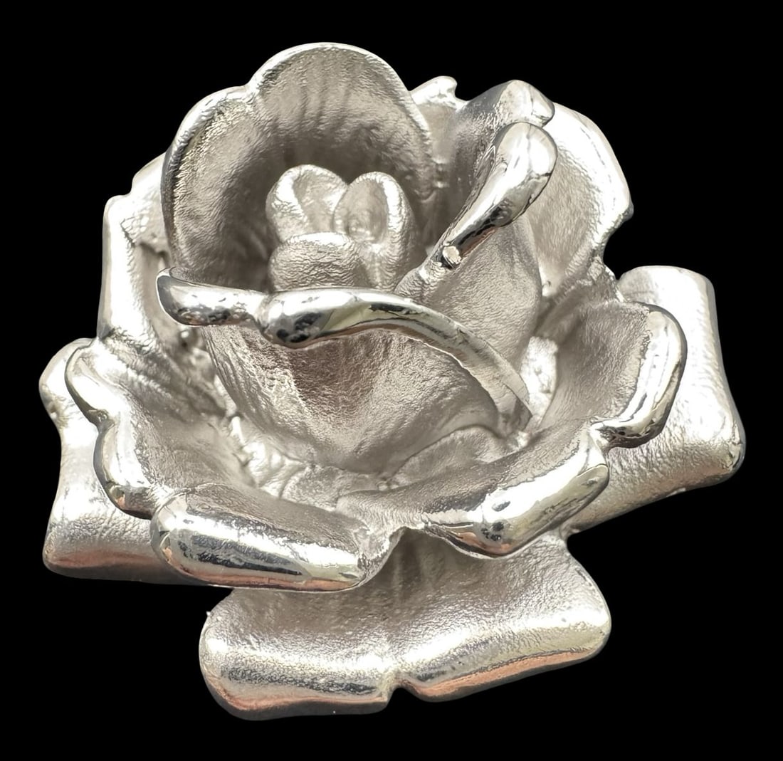 Vintage Sterling Silver Rose Shaped Silk Scarf Holder: Very good vintage condition with minor patina according to age. Measures approx. 1" high x 1 1/4" wide and weighs ca. 31.1 grams. Marked for Sterling Silver.