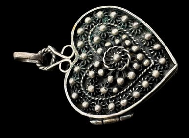 Beautiful Vintage handmade Sterling Silver Filigree Heart Picture Locket Pendant
