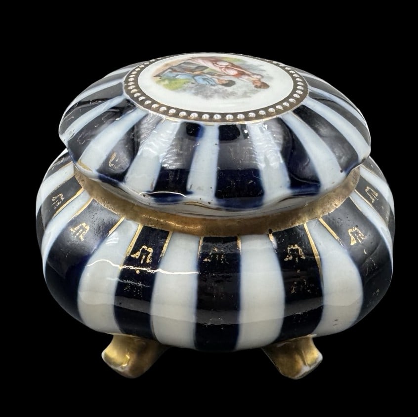 Vintage Handpainted Blue & White Porcelain Lidded Trinket Box /w Romantic Scene (1 of 5)