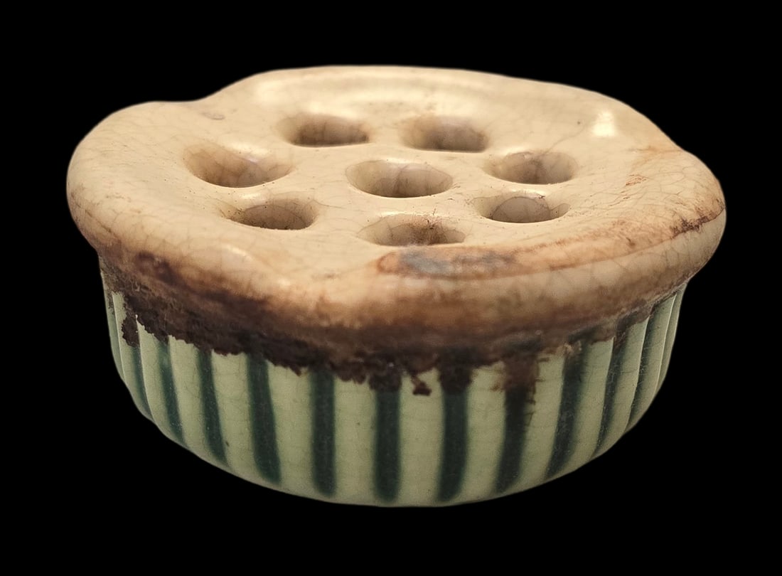 Vintage ROSEVILLE Art Pottery DONATELLO Green & Brown 8-Hole Frog: Very good vintage condition with minor wear according to age, please see pictures. No cracks or repairs. Measures approx. 1" high x 3" wide. Marked.