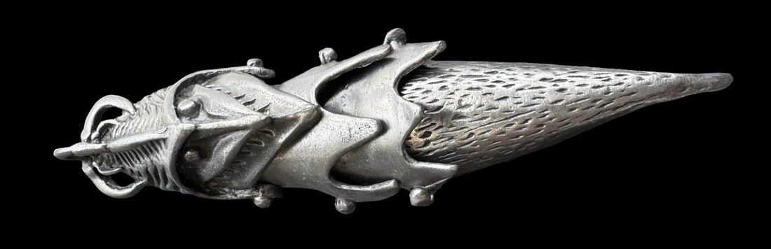 Vintage Silver-Tone Metal Gothic Knight Style Full Finger Dragon Claw Ring: Very good vintage condition with minor patina according to age. The ring is a size 6 1/2".