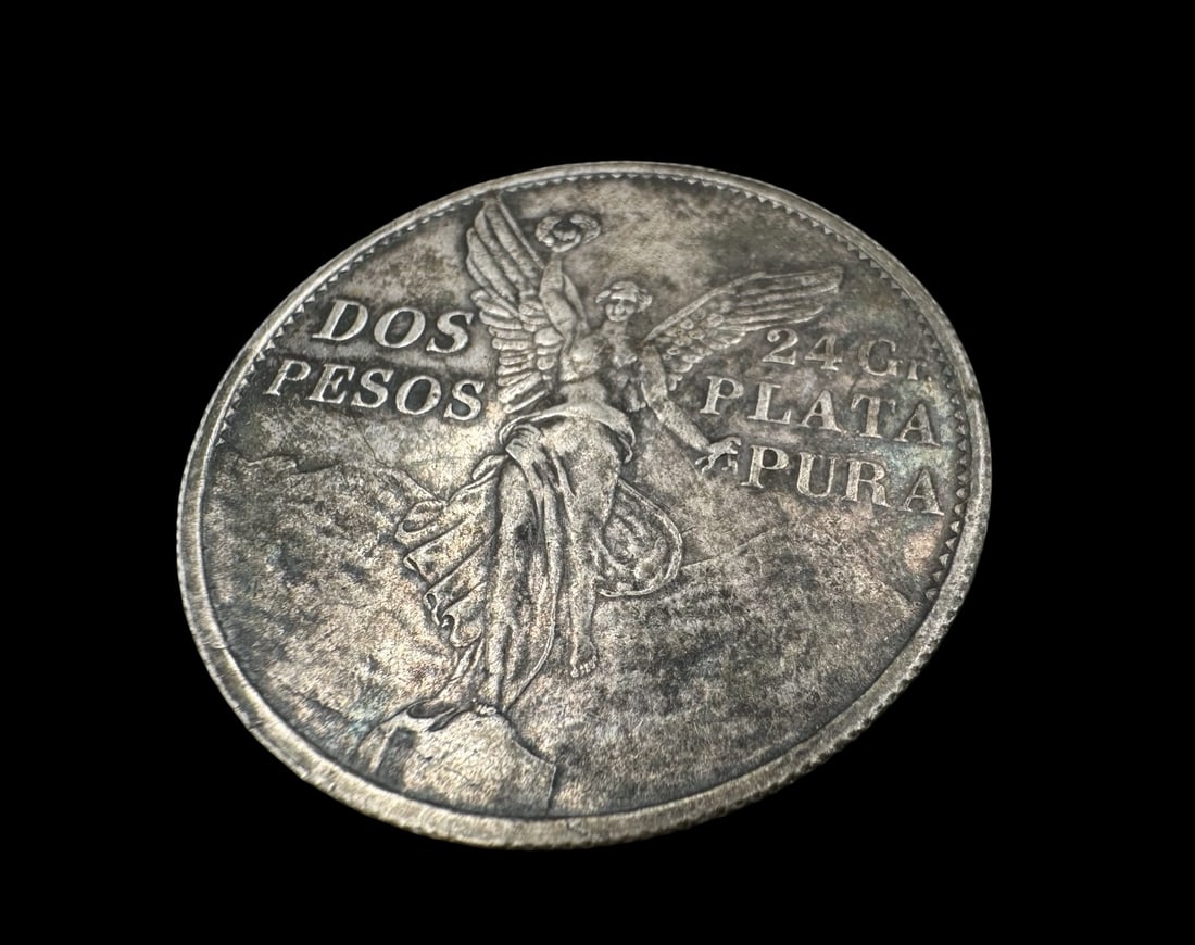 1921 Mexican 2 Pesos Silver Coin: Very good vintage condition with minor patina according to age. Measures approx. 1 1/2" in diameter and weighs ca. 22.9 grams.