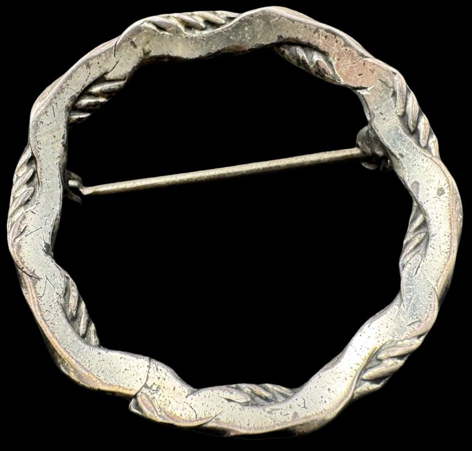 Ornate Vintage Sterling Silver Brooch: Very good vintage condition with minor patina according to age. Measures approx. 1 1/4" in diameter & weighs ca. 4 grams. Tested for Sterling Silver. SHIPPING: We ship in-house and charge a flat fee o