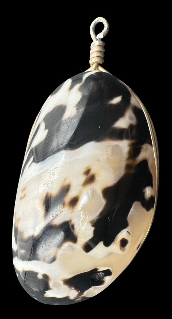 Vintage Sterling Silver & Shell / Mother of Pearl Pendant: Very good vintage condition with minor patina according to age. Measures approx. 1" long and 3/4" wide & weighs ca. 5 grams. Tested for Sterling Silver. SHIPPING: We ship in-house and charge a flat fe