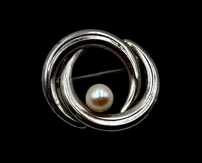 Very Unusual Vintage TEKA Germany Sterling Silver & Pearl Designer Brooch: Very good vintage condition with minor patina according to age. Measures approx. 1" long x 7/8" wide and weighs ca. 2.2 grams. Marked for Sterling Silver.and carrying the TEKA designer mark. SHIPPING: