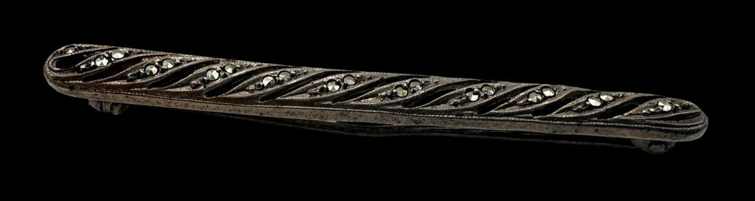 Charming Vintage European 835 Silver & Gemstone Bar Brooch: Very good vintage condition with minor patina according to age. Measures approx. 2 2/8" long x 1/4" wide and weighs ca. 4.5 grams. Marked for 835 (83.5%) silver. SHIPPING: We ship in-house and charge 