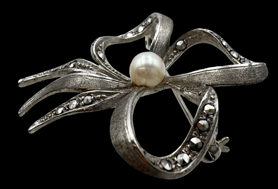 Vintage Sterling Silver & Pearl Bow Brooch Pin: Very good vintage condition with minor patina according to age. Measures approx. 1 3/4" high x 1 1/2" wide and weighs ca. 9.5 grams. Unidentified desinger. Marked for Sterling Silver. SHIPPING: We shi