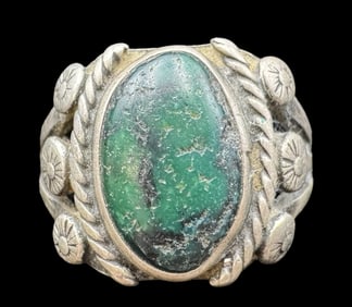 Ornate Vintage Native American Sterling Silver & Green Gemstone Ring