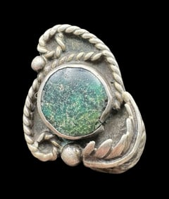Ornate Vintage Native American Sterling Silver & Green Gemstone Ring