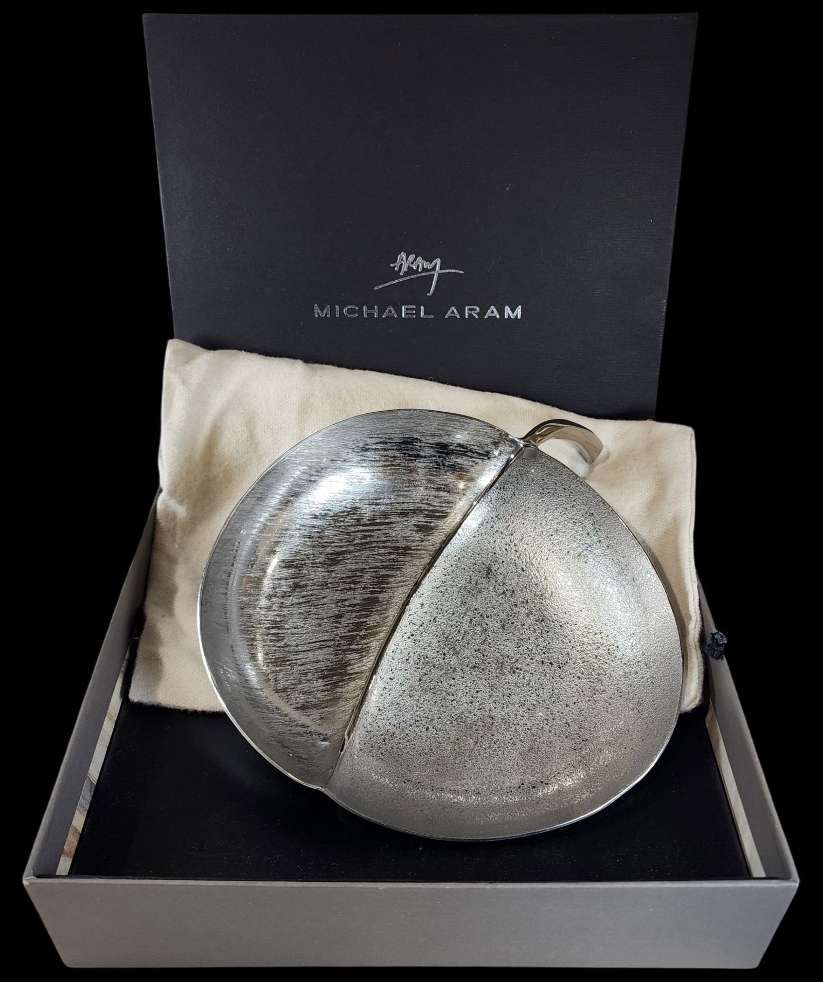 Vintage MICHAEL ARAM Silverplate "Lodhi Garden Sea" Grape Plate: Very good vintage condition with very minor patina; no damage. Comes with the original dust bag and box. Measures approx. 7 1/4" wide x 8" deep x 1 1/2" high. Marked.