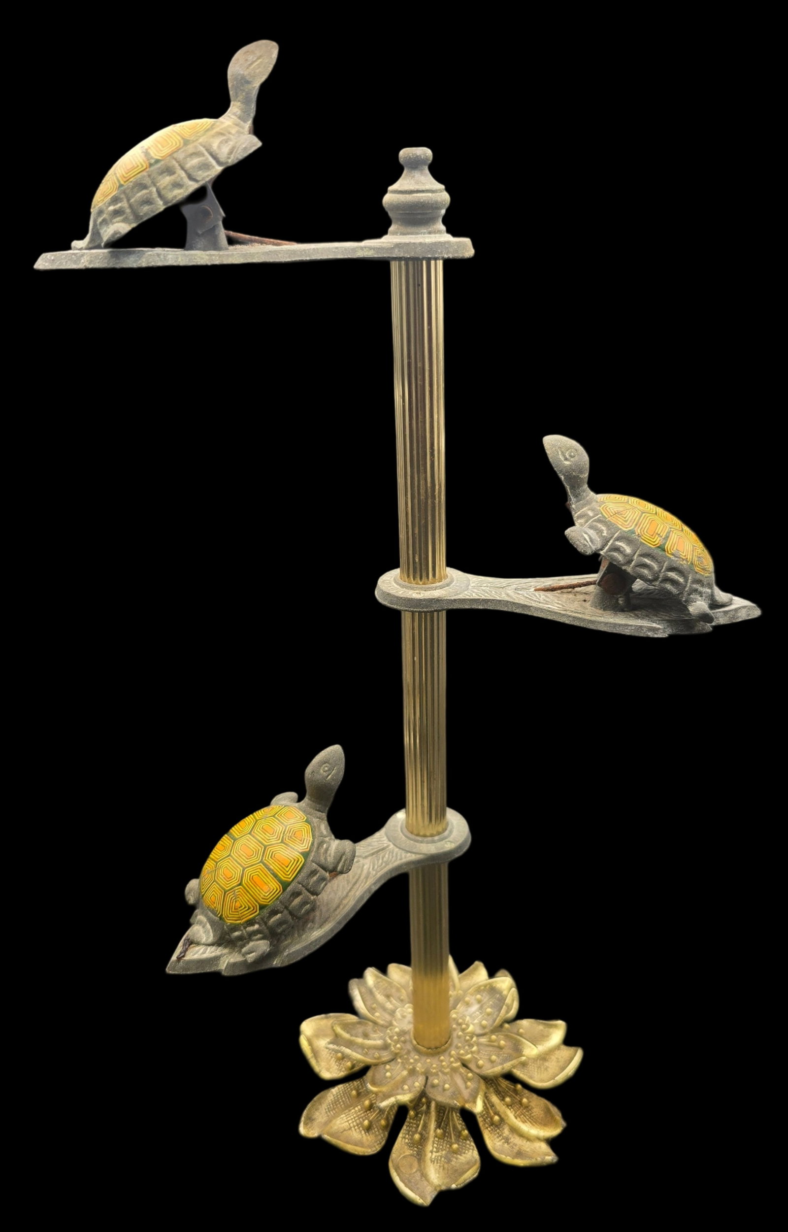 Vintage ALLIED BRASS Turtle Glove Holder: Very good vintage condition with minor wear according to age. Measures approx. 12" high x 4" wide. Marked on the bottom.