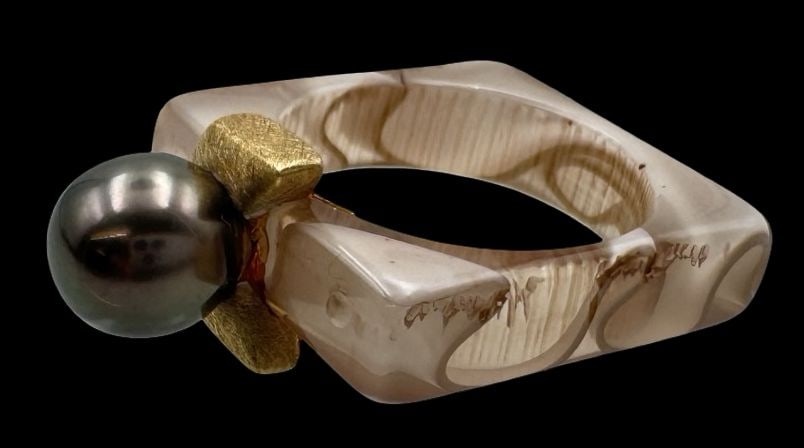 Vintage 18k Gold, Acylic & Pearl Designer Ring: Very good vintage condition. Marked for 18K gold and carrying an unidentified designer mark.