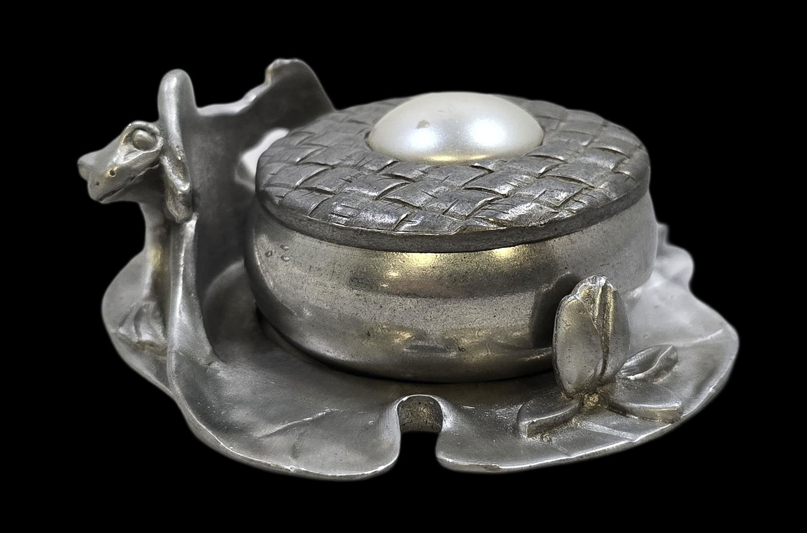 Vintage SEAGULL PEWTER Canada Pewter Frog Trinket Box & Brooch: Very unusual piece; the lid turns into a brooch! Very good vintage condition. Measures approx. 1" high x 3" in diameter. Marked.