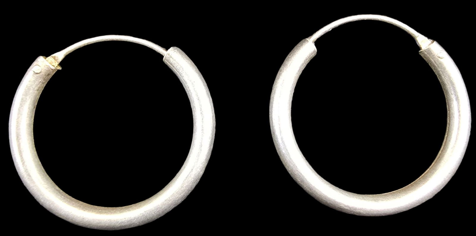 Stylish pair of Vintage Sterling Silver Hoop Earrings (1 of 4)