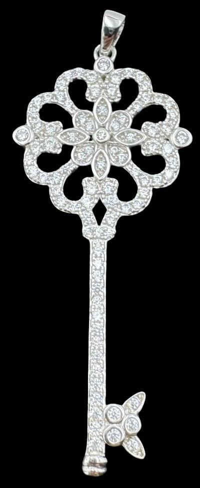 Beautiful Vintage Sterling Silver & Clear Gemstone Cluster Key Shaped Pendant (1 of 2)